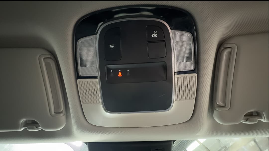 On-Roof Controls/Sunglass holder