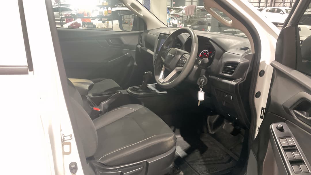 2023 Isuzu D-MAX Sx (4x2) High-ride, Automatic, 38479 km, Right Side Front Door Cabin View