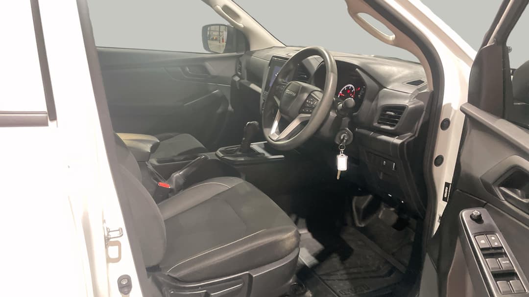 2023 Isuzu D-MAX Sx (4x2) High-ride, Automatic, 38456 km, Right Side Front Door Cabin View