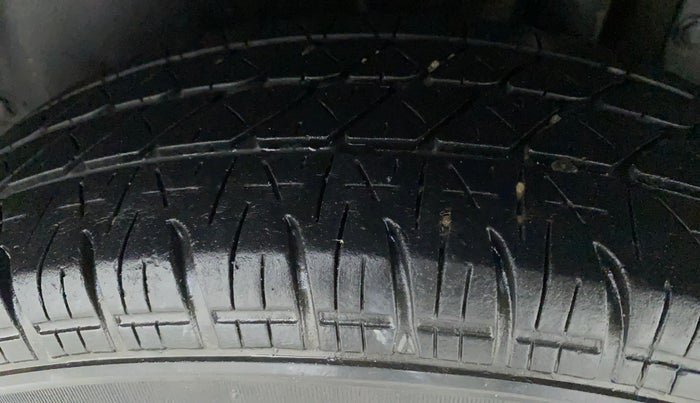 2015 Maruti Swift VXI, Petrol, Manual, 86,955 km, Left Rear Tyre Tread