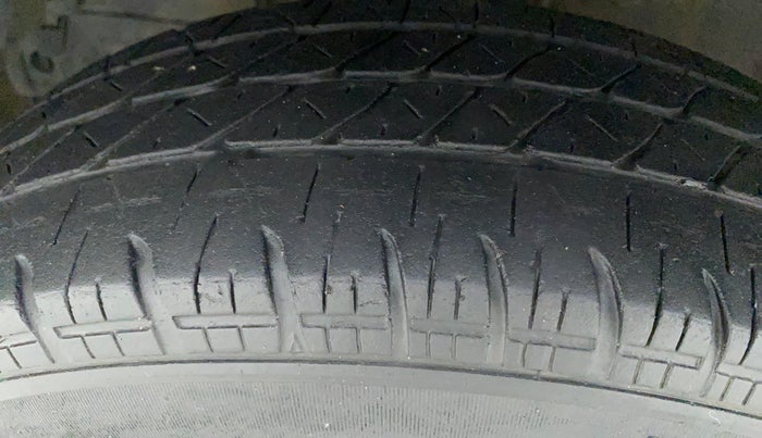 2015 Maruti Swift VXI, Petrol, Manual, 86,955 km, Left Front Tyre Tread