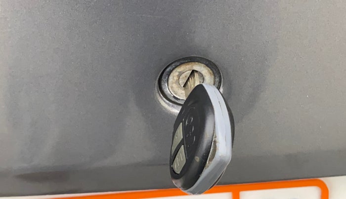 2015 Maruti Swift VXI, Petrol, Manual, 86,955 km, Lock system - Boot door not opening through lever