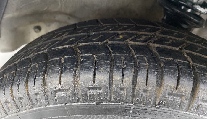 2015 Maruti Alto 800 LXI, Petrol, Manual, 25,060 km, Left Front Tyre Tread