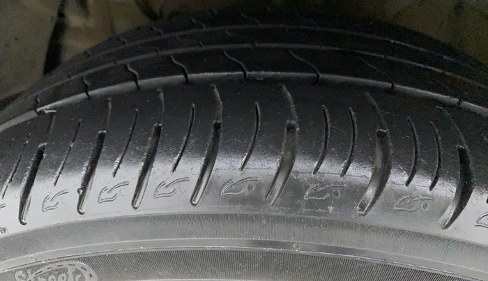 2019 Mahindra XUV300 W8 (O) 1.5 DIESEL AMT, Diesel, Automatic, 54,846 km, Left Front Tyre Tread