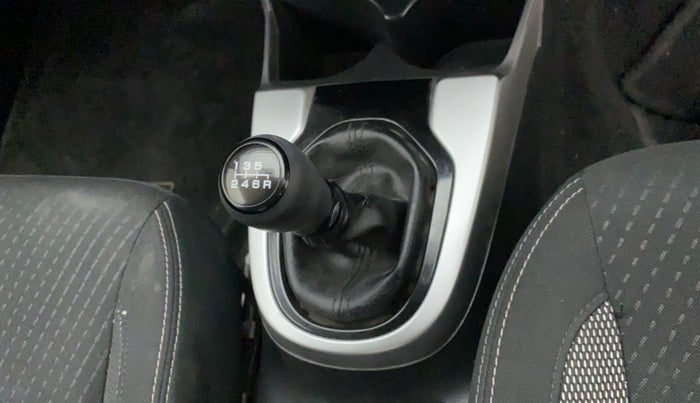 2018 Honda WR-V 1.5L I-DTEC VX MT, Diesel, Manual, 78,793 km, Gear lever - Boot cover slightly torn