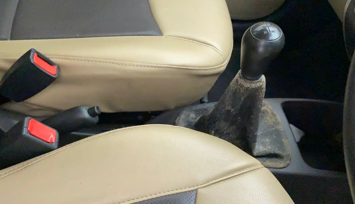 2017 Hyundai Eon ERA PLUS (O), Petrol, Manual, 27,844 km, Gear lever - Boot cover slightly torn