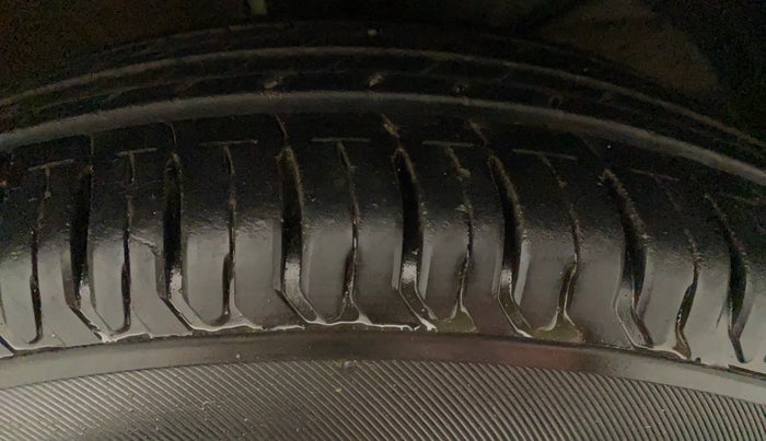2017 Maruti Dzire VDI AMT, Diesel, Automatic, 36,258 km, Right Front Tyre Tread