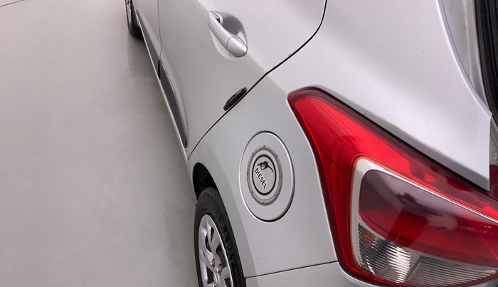 2017 Hyundai Grand i10 Sportz1.2 CRDI, Diesel, Manual, 68,845 km, Left quarter panel - Slightly dented