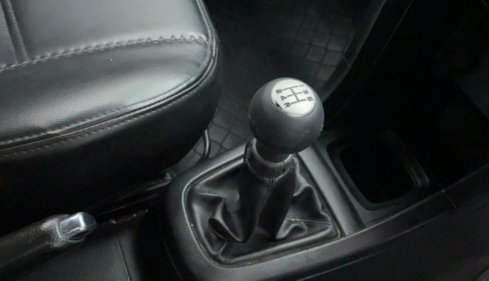 2012 Maruti Swift VDI, Diesel, Manual, 85,101 km, Gear lever - Knob cover torn