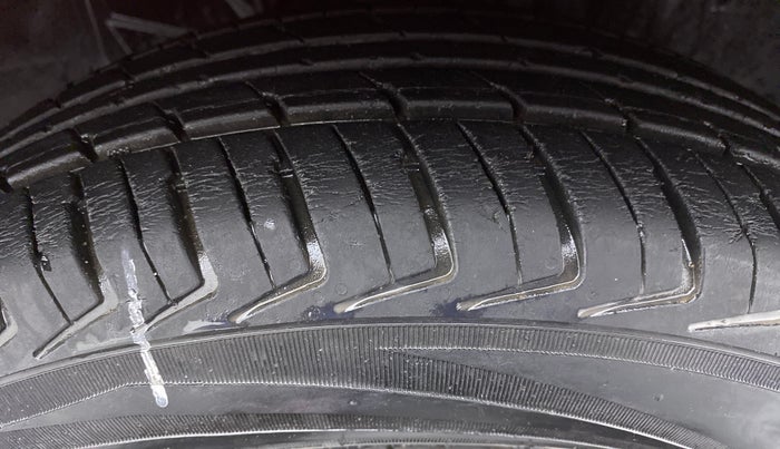 2017 Datsun Redi Go S 1.0, Petrol, Manual, 27,596 km, Right Front Tyre Tread
