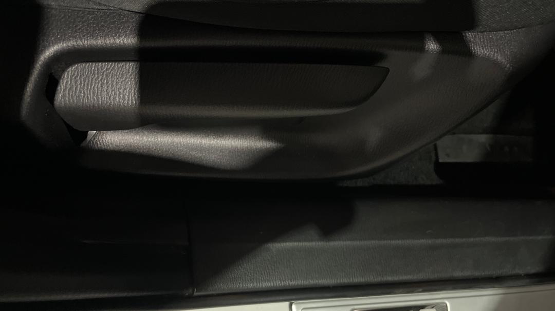 2018 Mazda CX-3 Maxx Sport (FWD), Automatic, 85149 km, Drivers Side Adjustment Panel