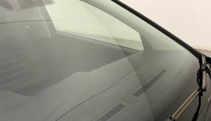 2016 Volkswagen Polo COMFORTLINE 1.2L, Petrol, Manual, 92,915 km, Front windshield - Minor spot on windshield