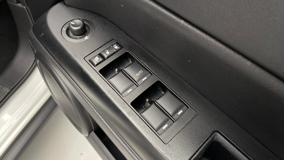 2013 Jeep Patriot Sport (4x2), Manual, 110457 km, Drivers Side Door Panel Controls