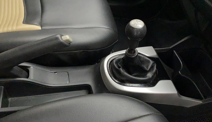 2016 Honda Jazz 1.2L I-VTEC SV, Petrol, Manual, 45,528 km, Gear lever - Boot cover slightly torn