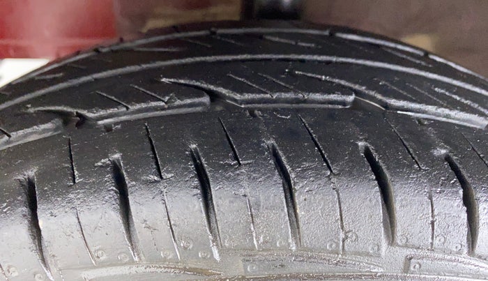 2016 Hyundai Eon D LITE PLUS, Petrol, Manual, 20,401 km, Left Front Tyre Tread