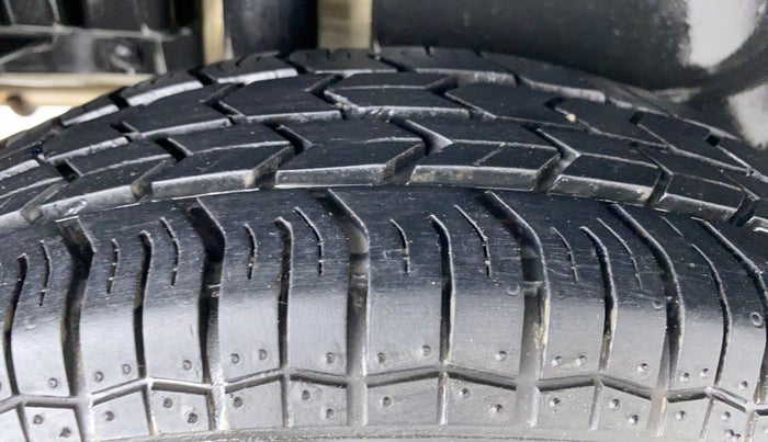 2015 Maruti Swift Dzire LXI OPT, Petrol, Manual, 52,325 km, Right Rear Tyre Tread