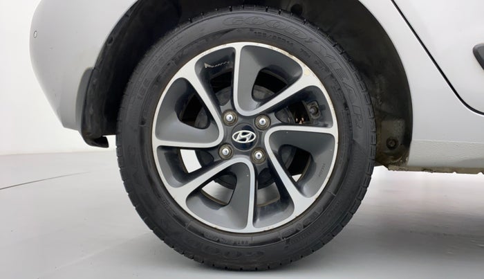 2017 Hyundai Grand i10 SPORTZ (O) 1.2 AT VTVT, Petrol, Automatic, 25,998 km, Right Rear Wheel