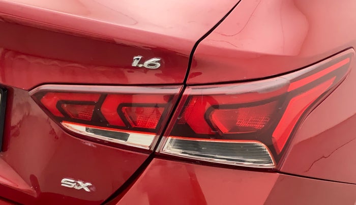 2017 Hyundai Verna 1.6 VTVT SX (O) AT, Petrol, Automatic, 1,01,051 km, Right tail light - Faded