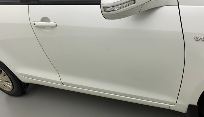 2013 Maruti Swift VXI, Petrol, Manual, 1,09,025 km, Driver-side door - Minor scratches