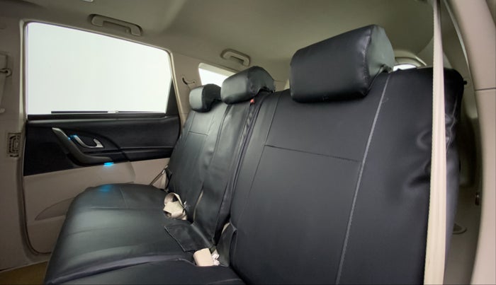 2015 Mahindra XUV500 W10, Diesel, Manual, 1,39,777 km, Right Side Rear Door Cabin