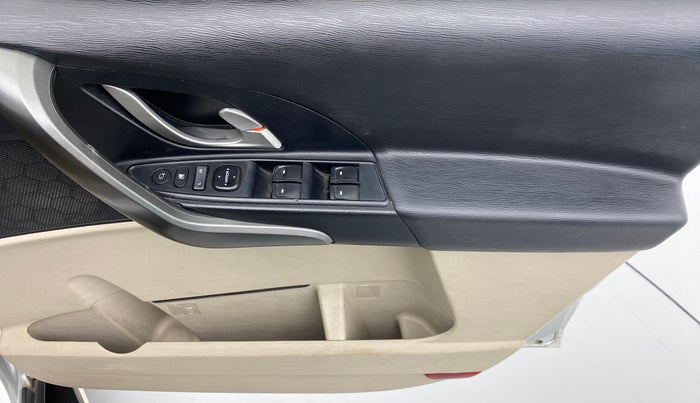 2015 Mahindra XUV500 W10, Diesel, Manual, 1,39,777 km, Driver Side Door Panels Control