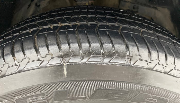 2015 Mahindra XUV500 W10, Diesel, Manual, 1,39,777 km, Right Front Tyre Tread