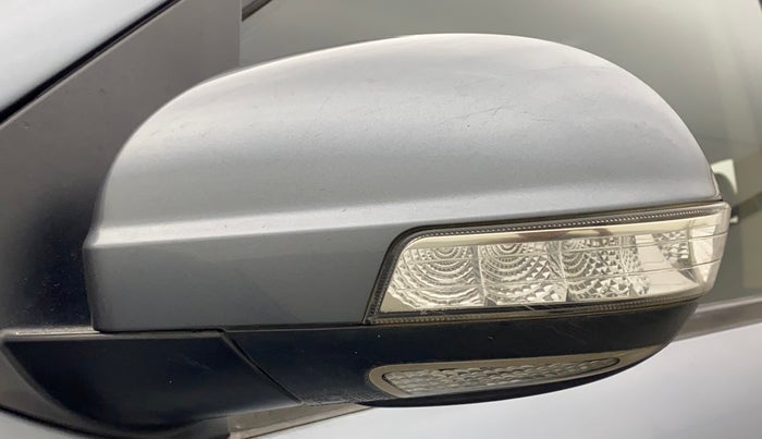 2014 Mahindra XUV500 W6, Diesel, Manual, 1,34,062 km, Left rear-view mirror - Indicator light has minor damage