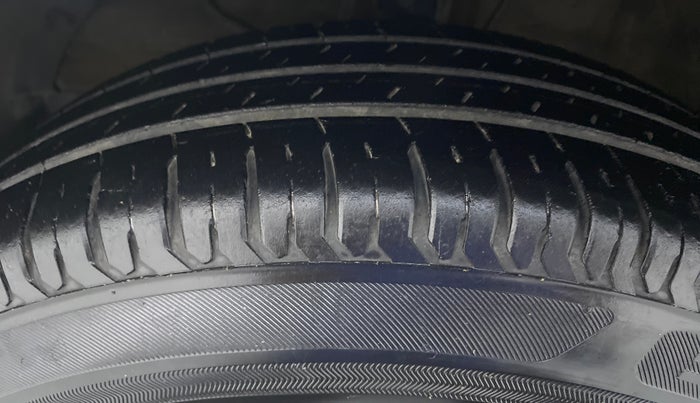 2020 Maruti Swift VXI D, Petrol, Manual, 44,174 km, Left Front Tyre Tread