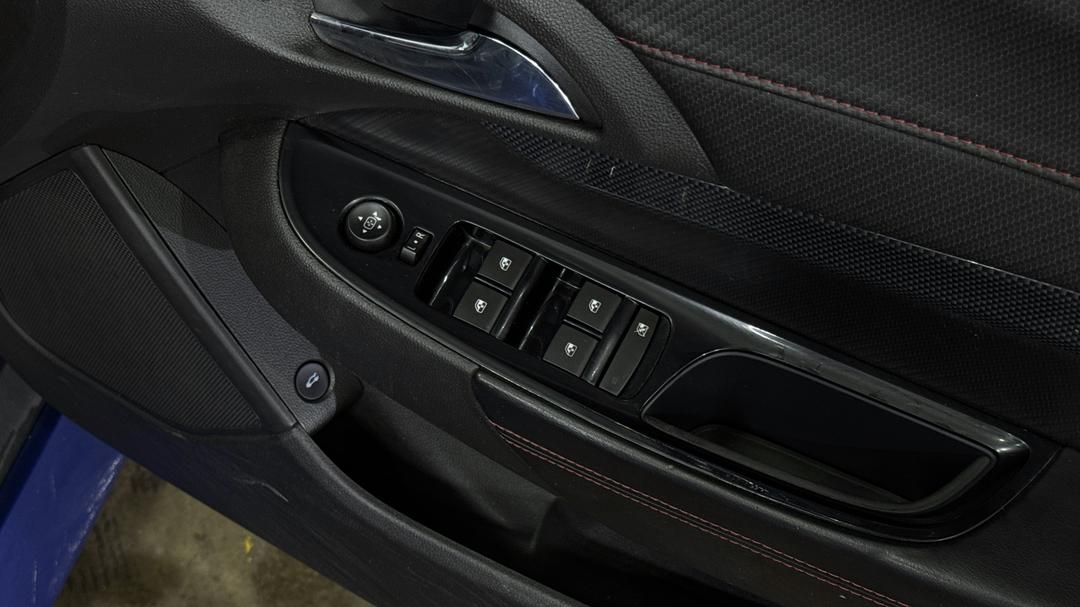 2016 Holden Commodore Sv6 Black Edition, Automatic, 140048 km, Drivers Side Door Panel Controls