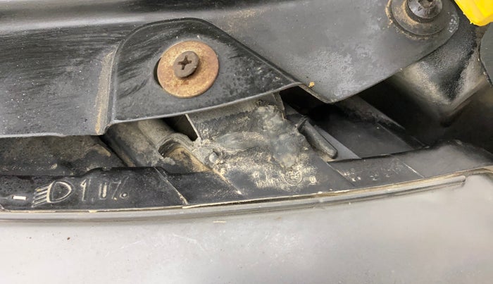 2015 Volkswagen Polo HIGHLINE1.2L, Petrol, Manual, 1,10,375 km, Right headlight - Clamp has minor damage