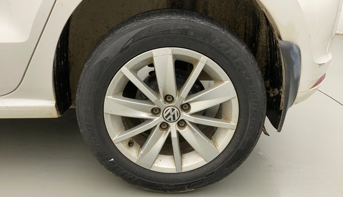 2015 Volkswagen Polo HIGHLINE1.2L, Petrol, Manual, 1,09,697 km, Left Rear Wheel