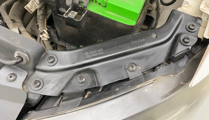 2015 Volkswagen Polo HIGHLINE1.2L, Petrol, Manual, 1,09,697 km, Left headlight - Clamp has minor damage