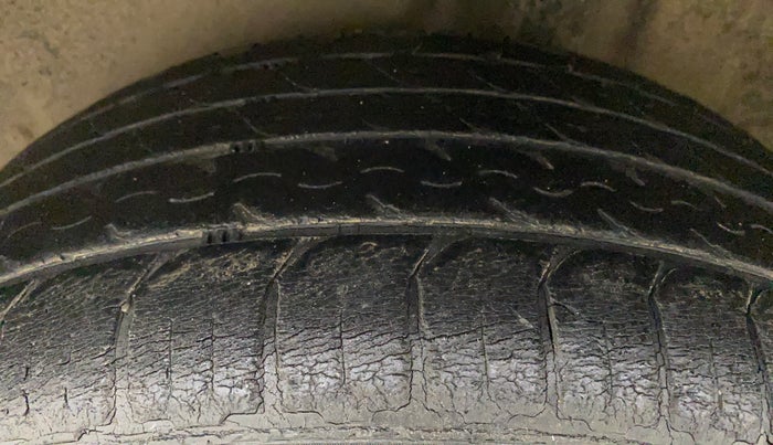 2015 Volkswagen Polo HIGHLINE1.2L, Petrol, Manual, 1,10,375 km, Left Rear Tyre Tread
