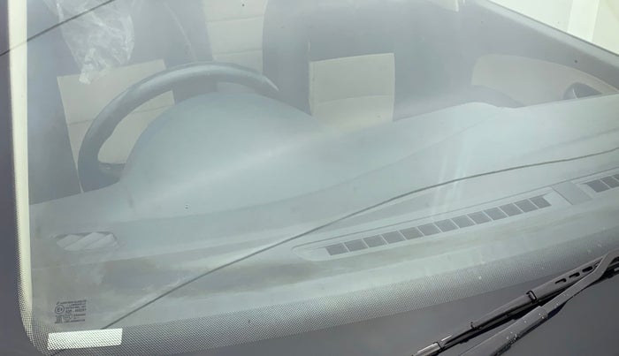 2015 Volkswagen Polo HIGHLINE1.2L, Petrol, Manual, 1,09,697 km, Front windshield - Minor spot on windshield