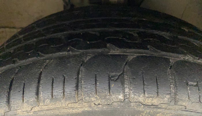 2015 Volkswagen Polo HIGHLINE1.2L, Petrol, Manual, 1,09,697 km, Right Front Tyre Tread
