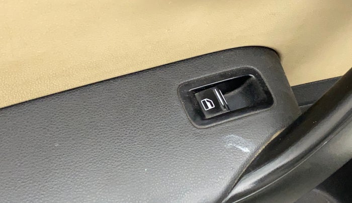 2015 Volkswagen Polo HIGHLINE1.2L, Petrol, Manual, 1,09,697 km, Left front window switch / handle - Power window makes minor noise