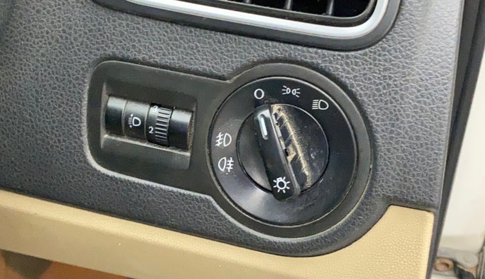 2015 Volkswagen Polo HIGHLINE1.2L, Petrol, Manual, 1,09,697 km, Dashboard - Headlight height adjustment not working