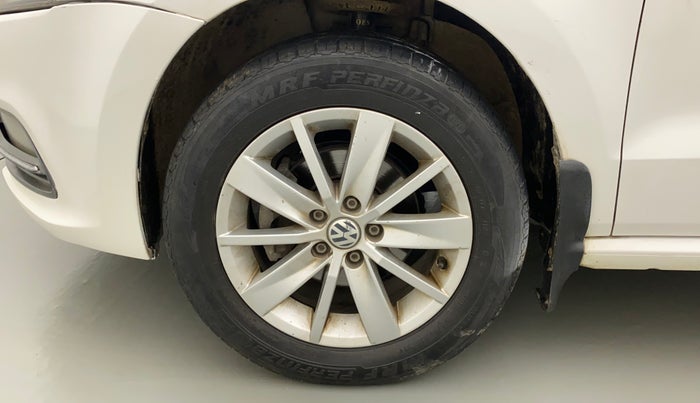 2015 Volkswagen Polo HIGHLINE1.2L, Petrol, Manual, 1,10,375 km, Left front tyre - Minor crack