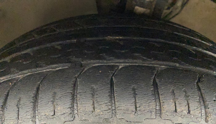 2015 Volkswagen Polo HIGHLINE1.2L, Petrol, Manual, 1,09,697 km, Left Front Tyre Tread
