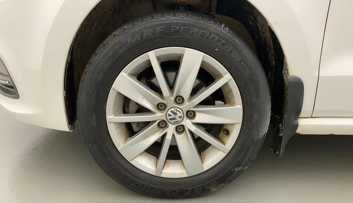 2015 Volkswagen Polo HIGHLINE1.2L, Petrol, Manual, 1,09,697 km, Left Front Wheel