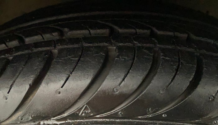 2016 Hyundai Eon SPORTZ, Petrol, Manual, 21,953 km, Right Front Tyre Tread