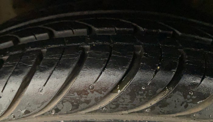 2016 Hyundai Eon SPORTZ, Petrol, Manual, 21,953 km, Left Rear Tyre Tread