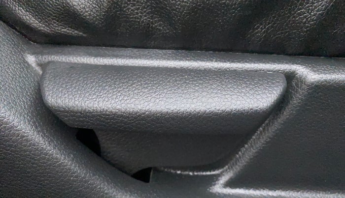 2016 Hyundai Eon SPORTZ, Petrol, Manual, 21,953 km, Driver Side Adjustment Panel