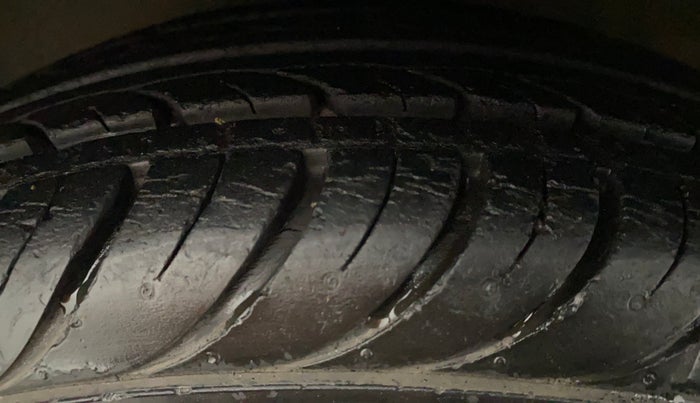 2016 Hyundai Eon SPORTZ, Petrol, Manual, 21,953 km, Left Front Tyre Tread