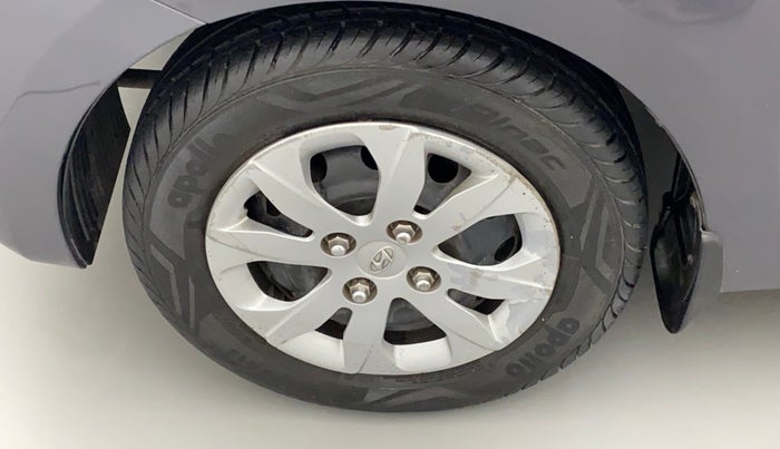 2016 Hyundai Eon SPORTZ, Petrol, Manual, 21,953 km, Left front tyre - Minor crack