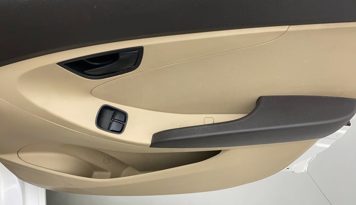 2017 Hyundai Eon ERA PLUS, CNG, Manual, 91,574 km, Driver Side Door Panels Controls
