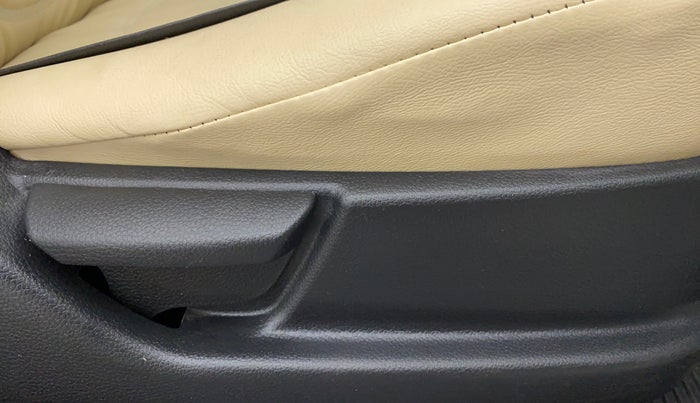 2017 Hyundai Eon ERA PLUS, CNG, Manual, 91,574 km, Driver Side Adjustment Panel
