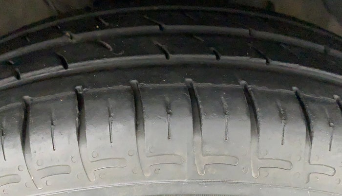 2020 Hyundai AURA S 1.2 CNG, CNG, Manual, 28,942 km, Right Front Tyre Tread