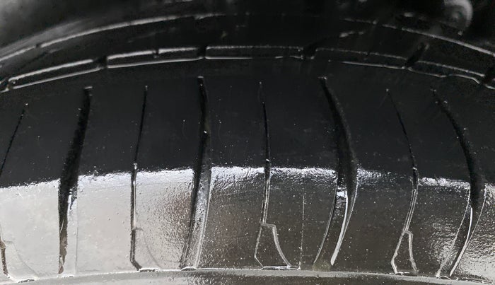 2017 Maruti Ertiga VXI CNG, CNG, Manual, 98,719 km, Left Rear Tyre Tread