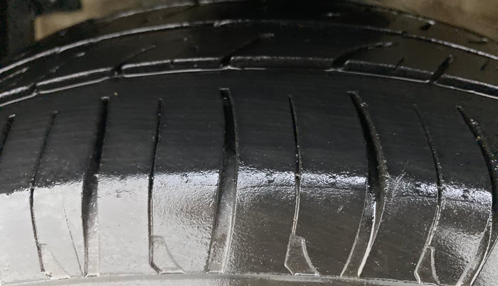 2017 Maruti Ertiga VXI CNG, CNG, Manual, 98,719 km, Left Front Tyre Tread